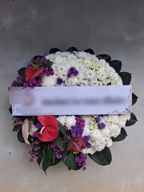 พวงหรีดหน้าวัว โทนขาวแดง
