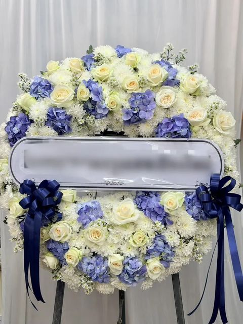 พวงหรีดกุหลาบ โทนขาวฟ้า