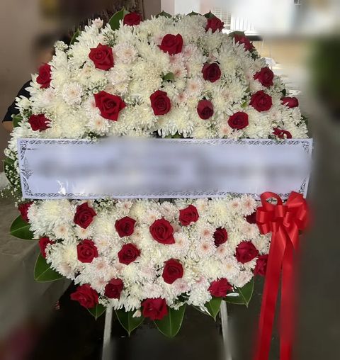 พวงหรีดกุหลาบ โทนขาวแดง