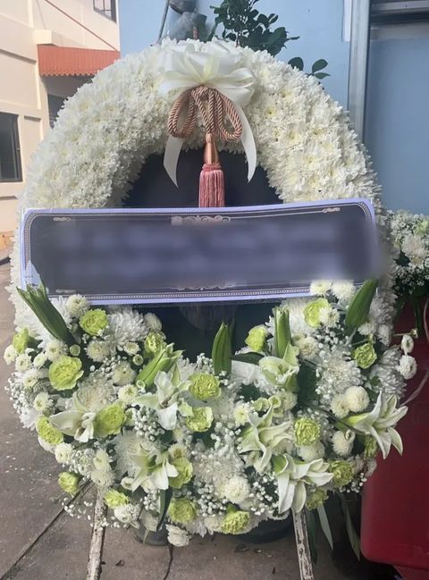 พวงหรีดลิลลี่ โทนขาวเขียว