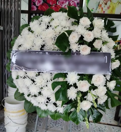 พวงหรีดกุหลาบ โทนขาวเขียว
