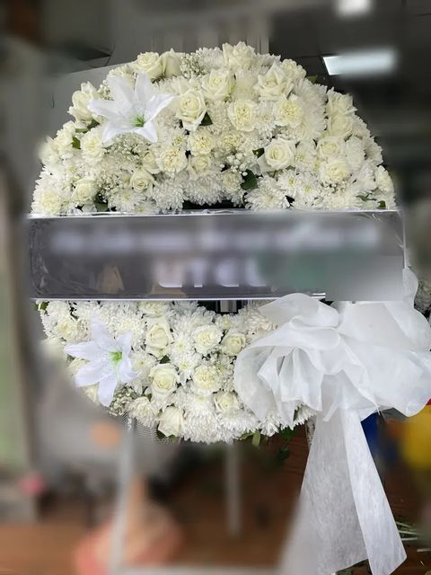 พวงหรีดลิลลี่ โทนขาวครีม