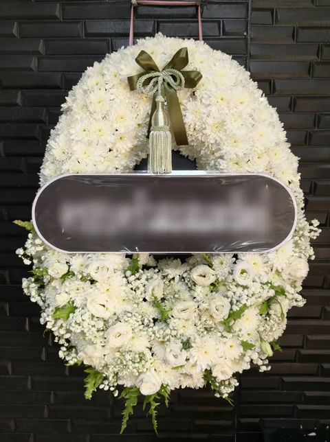 พวงหรีดดอกไม้สด โทนขาวเขียว