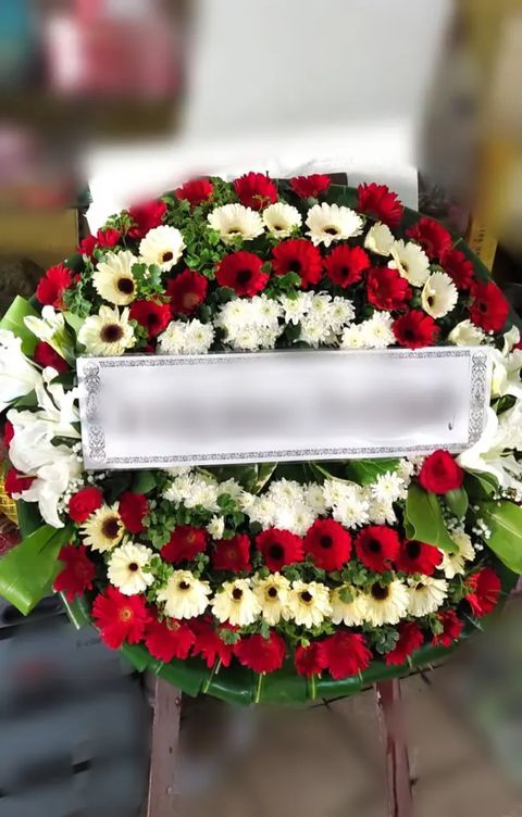 พวงหรีดลิลลี่ โทนเขียวขาวแดง