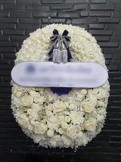พวงหรีดกุหลาบ โทนขาวครีม