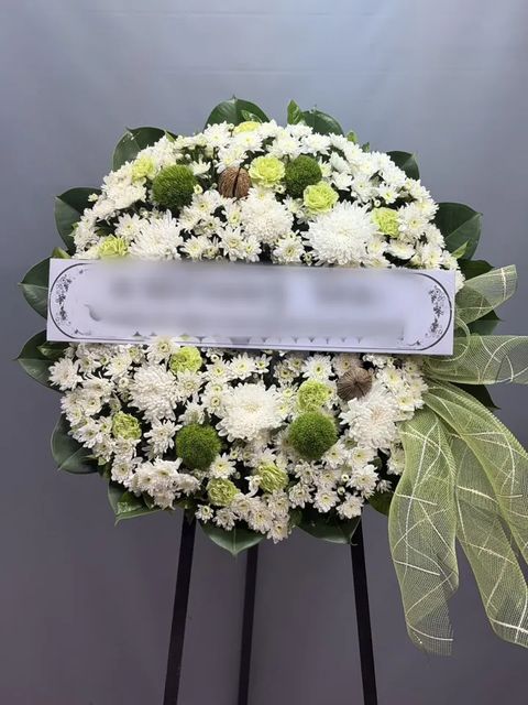 พวงหรีดดอกไม้สด โทนเขียวขาว