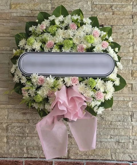 พวงหรีดคาร์เนชั่น โทนเขียวขาวชมพู