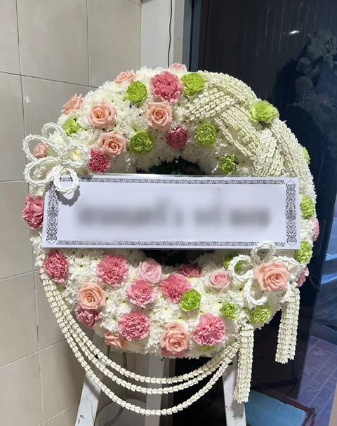พวงหรีดกุหลาบ โทนขาวชมพูเขียว