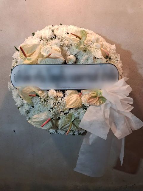 พวงหรีดกุหลาบ โทนเขียวขาวฟ้า