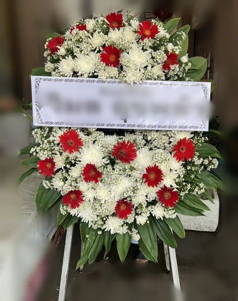 พวงหรีดเยอบีร่า โทนแดงขาวเขียว