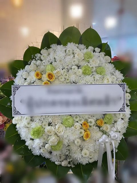 พวงหรีดกุหลาบ โทนขาวเขียวเหลือง