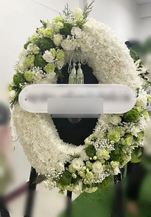 พวงหรีดกุหลาบ โทนขาวเขียว
