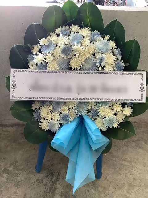 พวงหรีดดอกไม้สด โทนฟ้าขาว