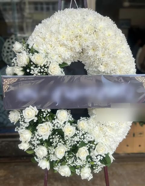 พวงหรีดกุหลาบ โทนขาวครีมเขียว