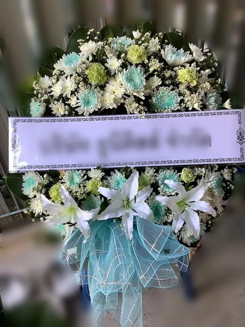 พวงหรีดลิลลี่ โทนขาวฟ้าเขียว
