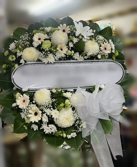 พวงหรีดเยอบีร่า โทนขาวเขียว