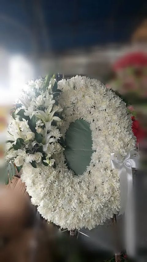 พวงหรีดกล้วยไม้ โทนขาวเขียว