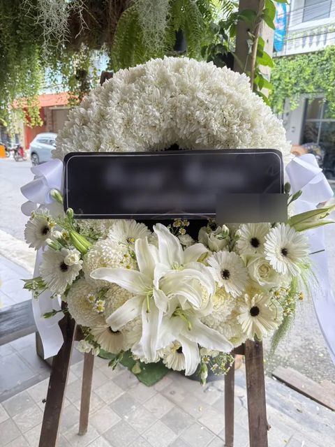 พวงหรีดลิลลี่ โทนขาวเขียว