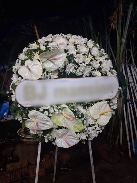 พวงหรีดหน้าวัว โทนขาวเขียว