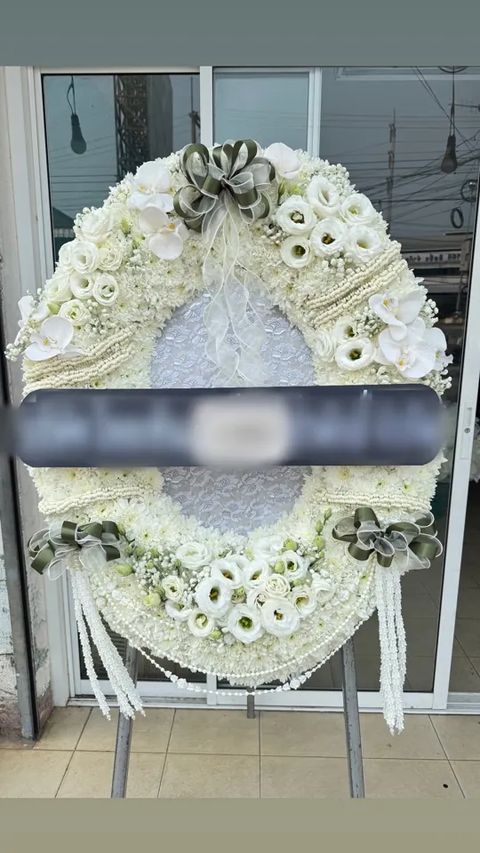พวงหรีดกล้วยไม้ โทนขาวครีม