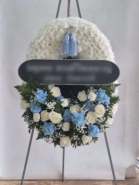 พวงหรีดกุหลาบ โทนขาวฟ้า