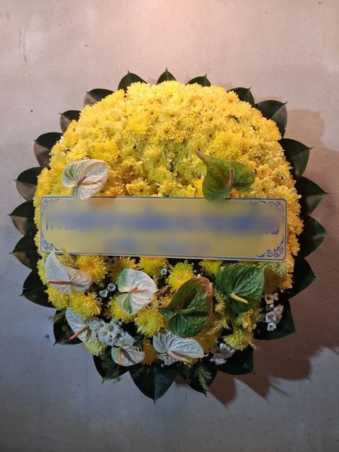 พวงหรีดหน้าวัว โทนเหลืองเขียว