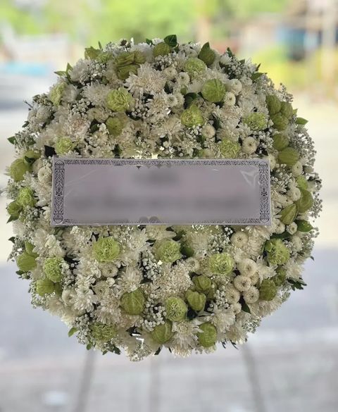พวงหรีดดอกไม้สด โทนขาวเขียว