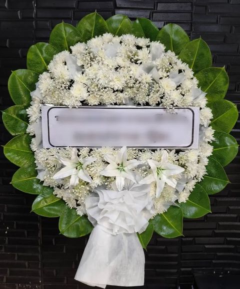 พวงหรีดลิลลี่ โทนขาวครีมเขียว