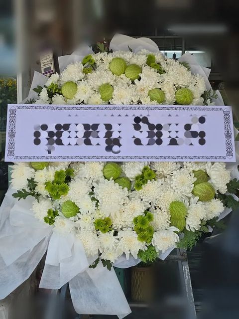 พวงหรีดดอกไม้สด โทนขาวเขียว