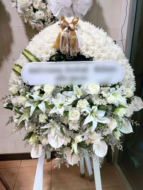 พวงหรีดลิลลี่ โทนขาวเขียว