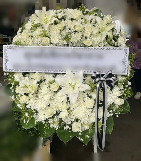 พวงหรีดลิลลี่ โทนครีมเขียว
