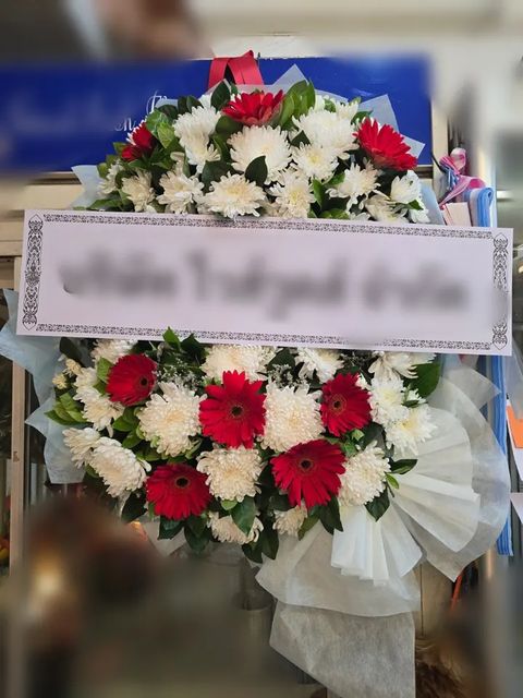 พวงหรีดเยอบีร่า โทนแดงขาว