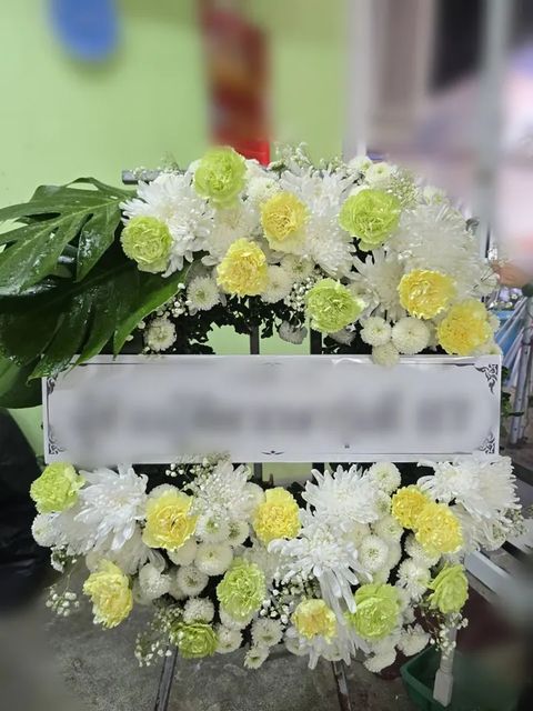 พวงหรีดคาร์เนชั่น โทนขาวเขียวเหลือง