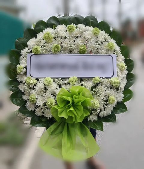 พวงหรีดดอกไม้สด โทนเขียวขาว