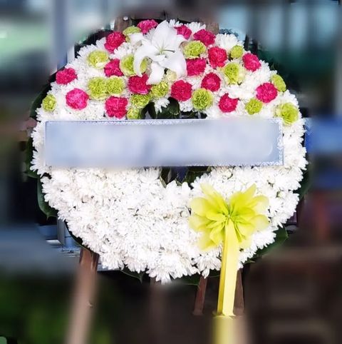พวงหรีดลิลลี่ โทนขาวเขียวแดง