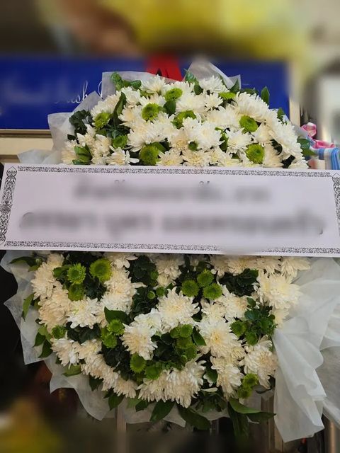 พวงหรีดดอกไม้สด โทนเขียวขาว