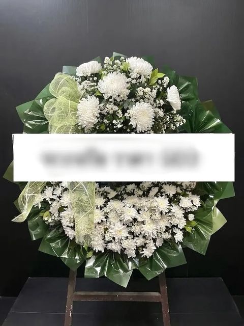 พวงหรีดดอกไม้สด โทนเขียวขาว