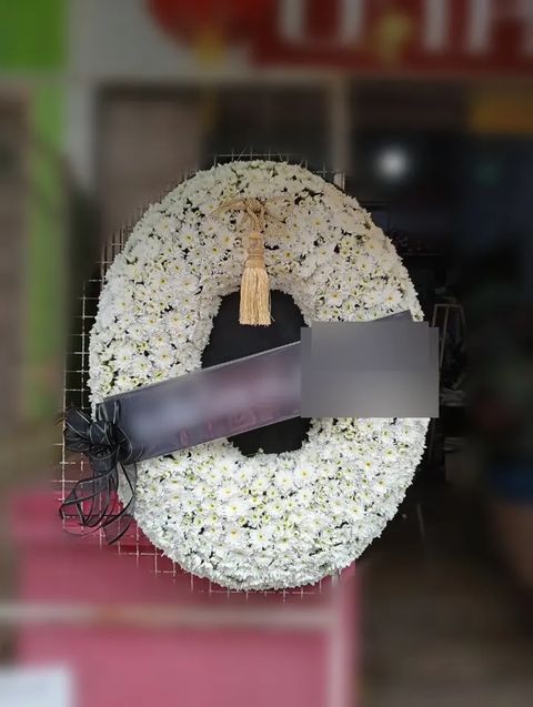 พวงหรีดดอกไม้สด โทนขาวดำ