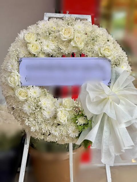 พวงหรีดกุหลาบ โทนขาวครีม