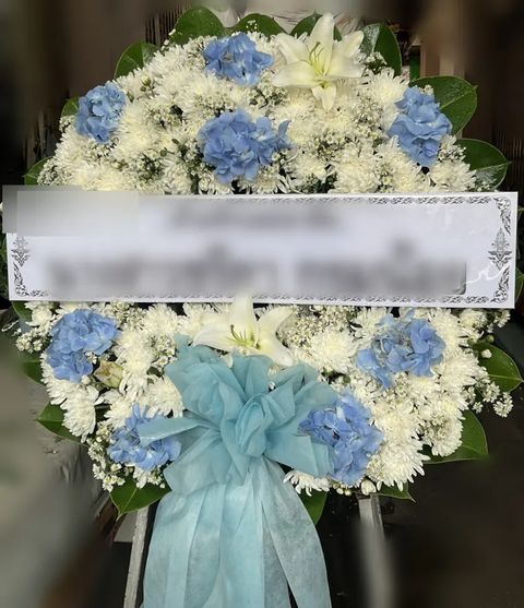 พวงหรีดลิลลี่ โทนขาวฟ้า