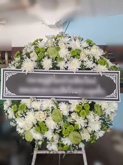 พวงหรีดกุหลาบ โทนขาวเขียว