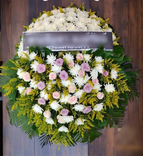 พวงหรีดกุหลาบ โทนขาวเหลืองเขียว