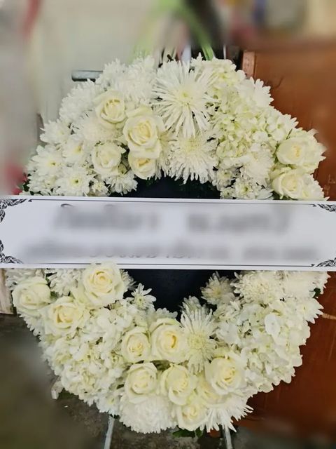 พวงหรีดกุหลาบ โทนขาวครีม