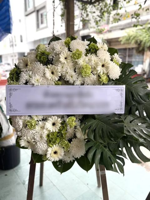 พวงหรีดเยอบีร่า โทนขาวล้วน
