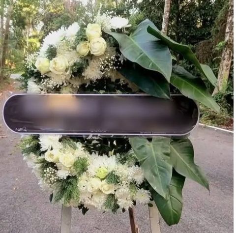 พวงหรีดกุหลาบ โทนเขียวขาว