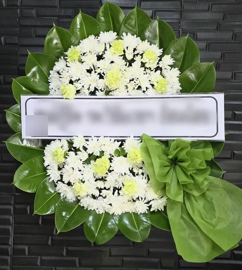 พวงหรีดคาร์เนชั่น โทนขาวครีมเขียว