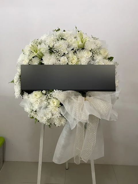 พวงหรีดลิลลี่ โทนขาวเขียว