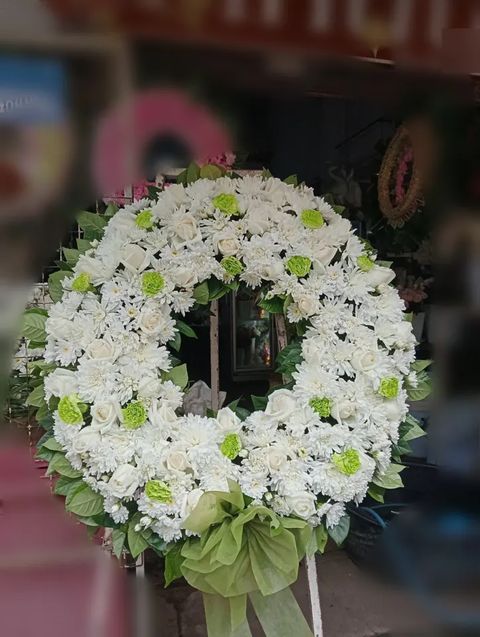 พวงหรีดกุหลาบ โทนขาวเขียว
