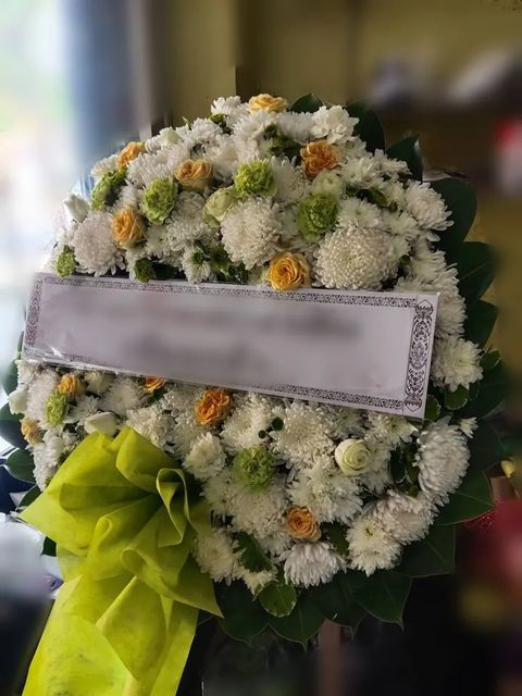 พวงหรีดกุหลาบ โทนเหลืองขาวเขียว