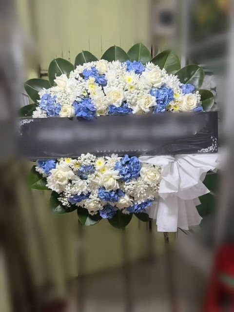 พวงหรีดกุหลาบ โทนฟ้าขาว